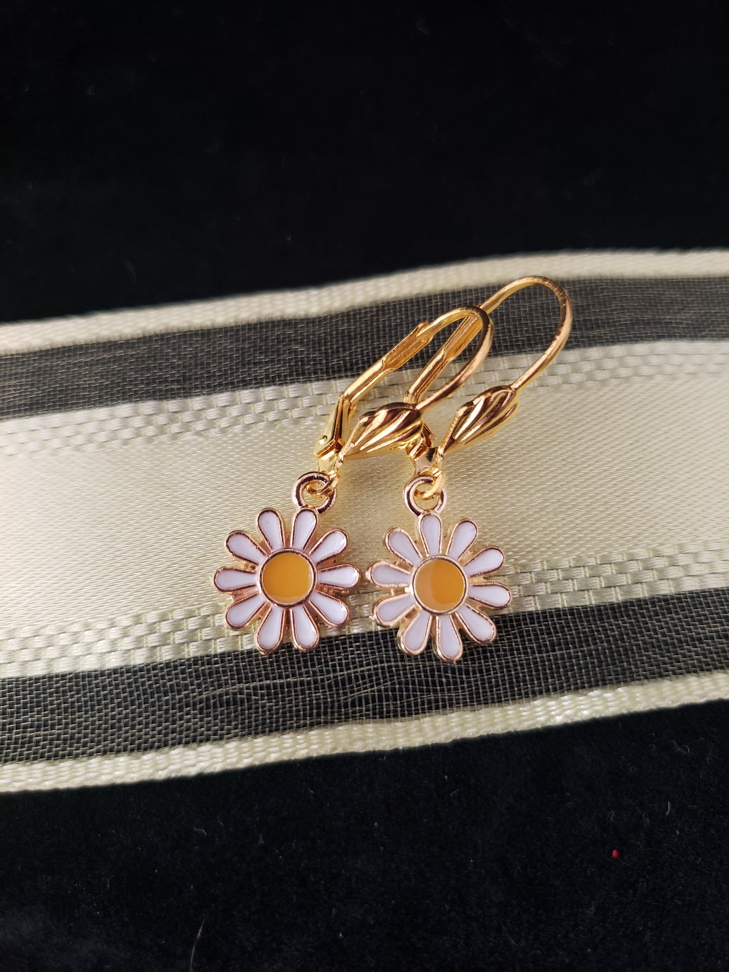 White & Yellow Daisies (2 styles available)